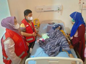 Ketua PMI Sarolangun Beri Bantuan Kepada 3 Pasien Penyakit Berat