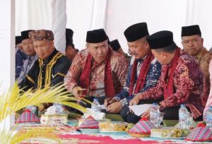 Wali Kota Alfin Dampingi Gubernur Al Haris Hadiri Festival Kenduri Sko Lima Desa Tanjung Pauh