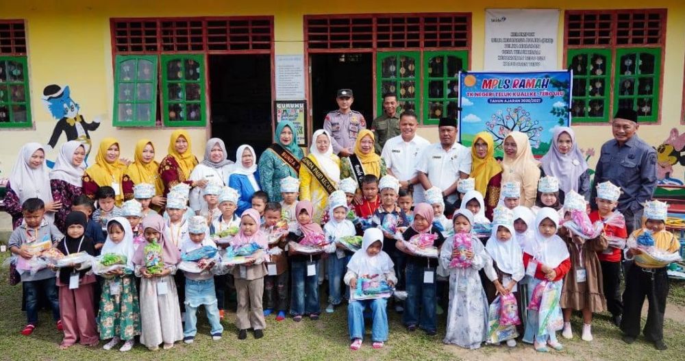 Bunda PAUD Tebo Tinjau MPLS di Tebo Ulu, Pastikan Sekolah Ramah Anak