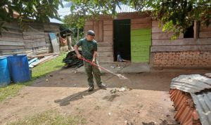Tak Hanya Bangun Rumah, Satgas TMMD Bantu Bersihkan Halaman Warga di Bungo