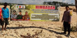 Cegah PETI, Bhabinkamtibmas Polsek Tebo Ilir Pasang Spanduk Imbauan di Sejumlah Desa