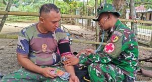 Jaga Kebugaran Satgas TMMD, Tim Kesehatan Rutin Periksa Kondisi Personel